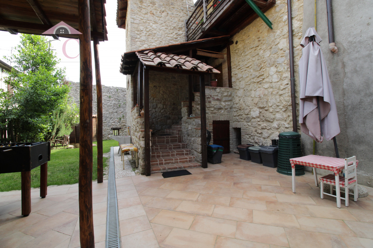 quadrelli proprieta storica e di lusso giardino pietra a vista terrazza panoramica 9.png